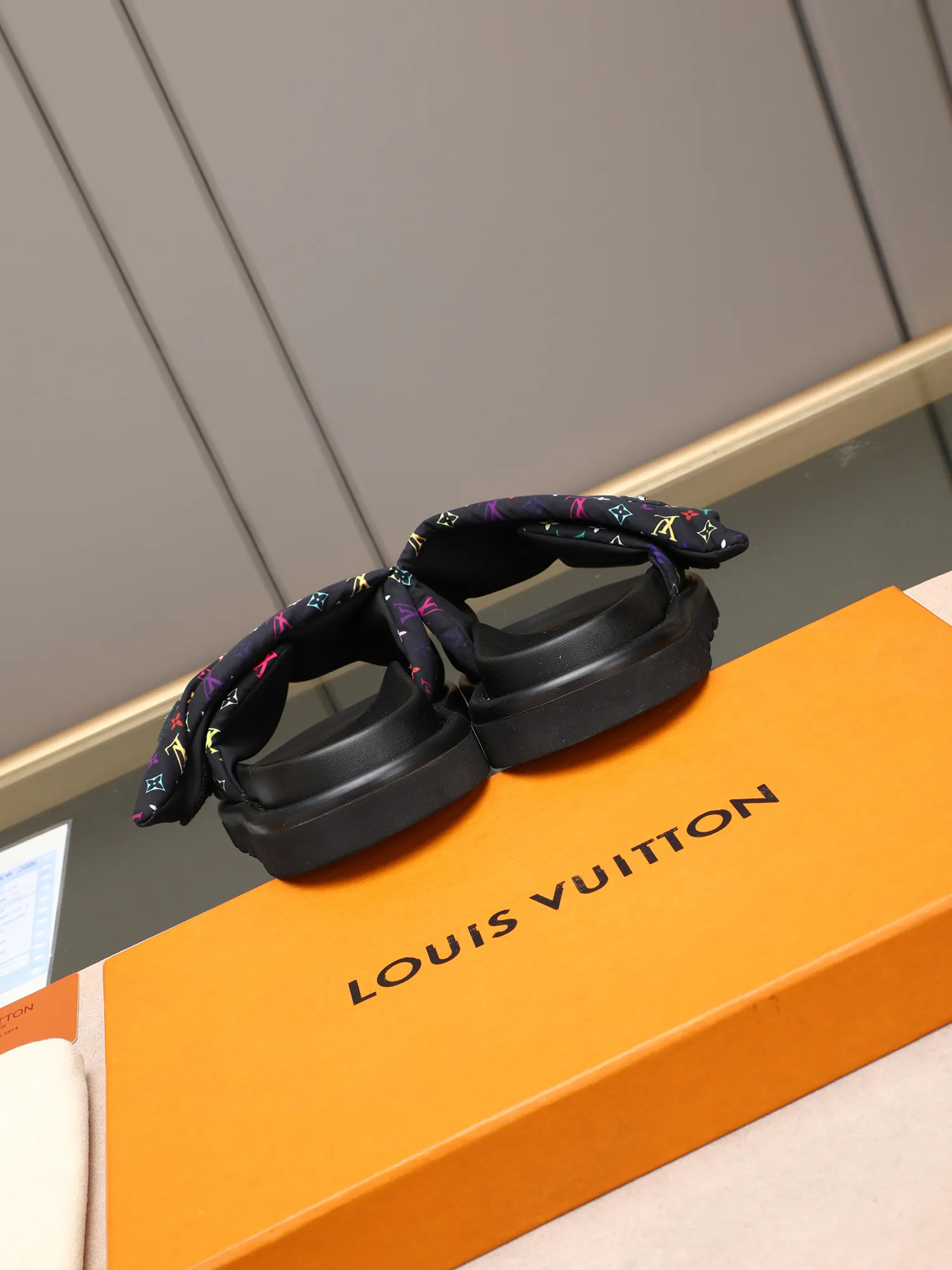 PP360 [LOUIS VUITTON] Louis Vuitton, LV printing, men's and women's slippers are on the market. The drawer box packaging comes with a cloth bag and a card. The upper pattern looks very soft and waxy, and it is a super versatile leg slimming tool. Fabric: imported denim/canvas/old fabric, LV hardware LOGO, official website pattern printing, comfortable to wear, feet: high-elastic PU water table. Sole: foam sole, heel height: about 5cm. Code number: 35-46, 35, 45, 46 are custom-made and non-returnable. Color: multiple colors and styles available.